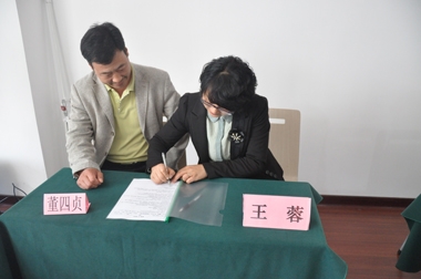 采購(gòu)中心王總與新餐廳經(jīng)理簽訂幫扶協(xié)議
