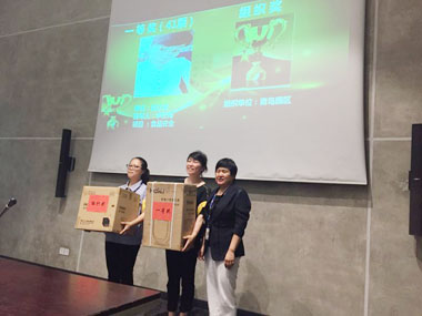 李紅梅經(jīng)理代表公司領獎