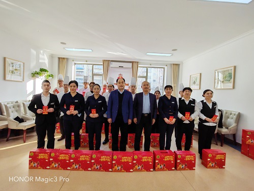 除夕，薦世新董事長與集團高層領(lǐng)導(dǎo)走進餐廳慰問員工